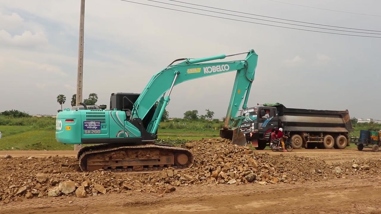 令人难以置信的自卸车和挖掘机 kobelco 在道路上工作_哔哩哔哩_bili