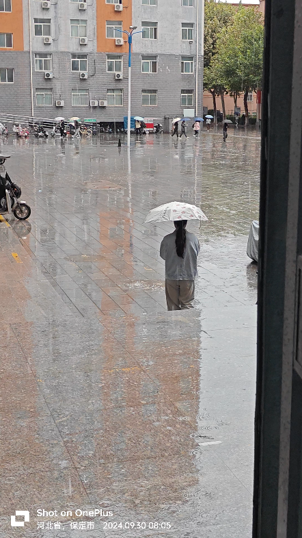 雨快点停吧,孩子要回家啊