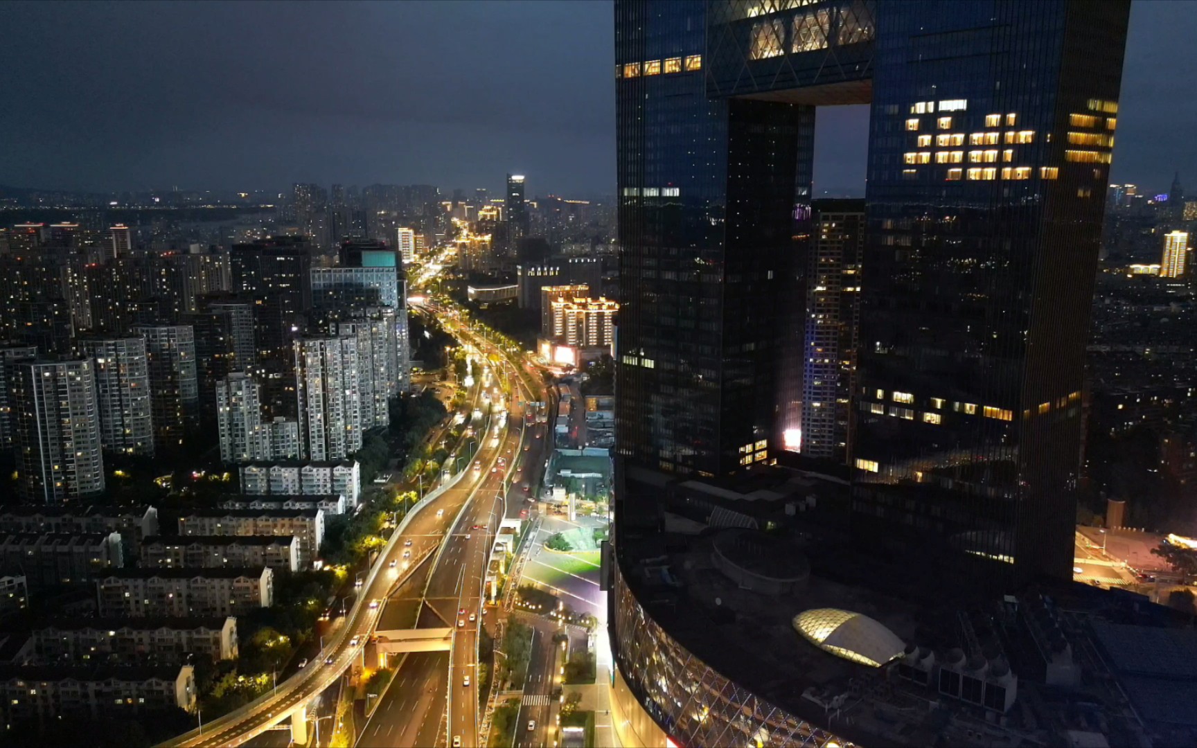 南京金鹰夜景图片