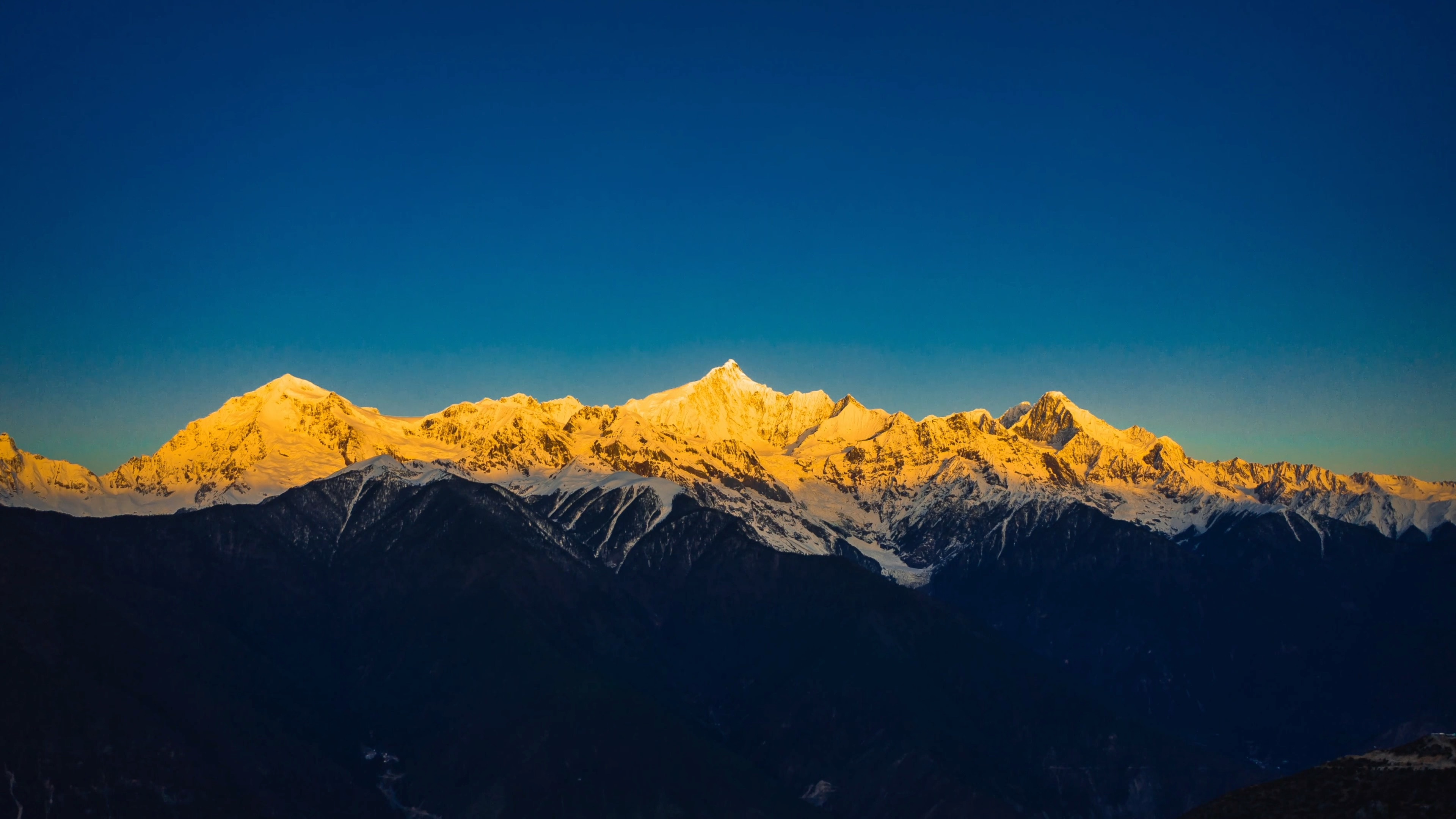 第一次来就遇到梅里雪山传说中的日照金山…_哔哩哔哩_bilibili