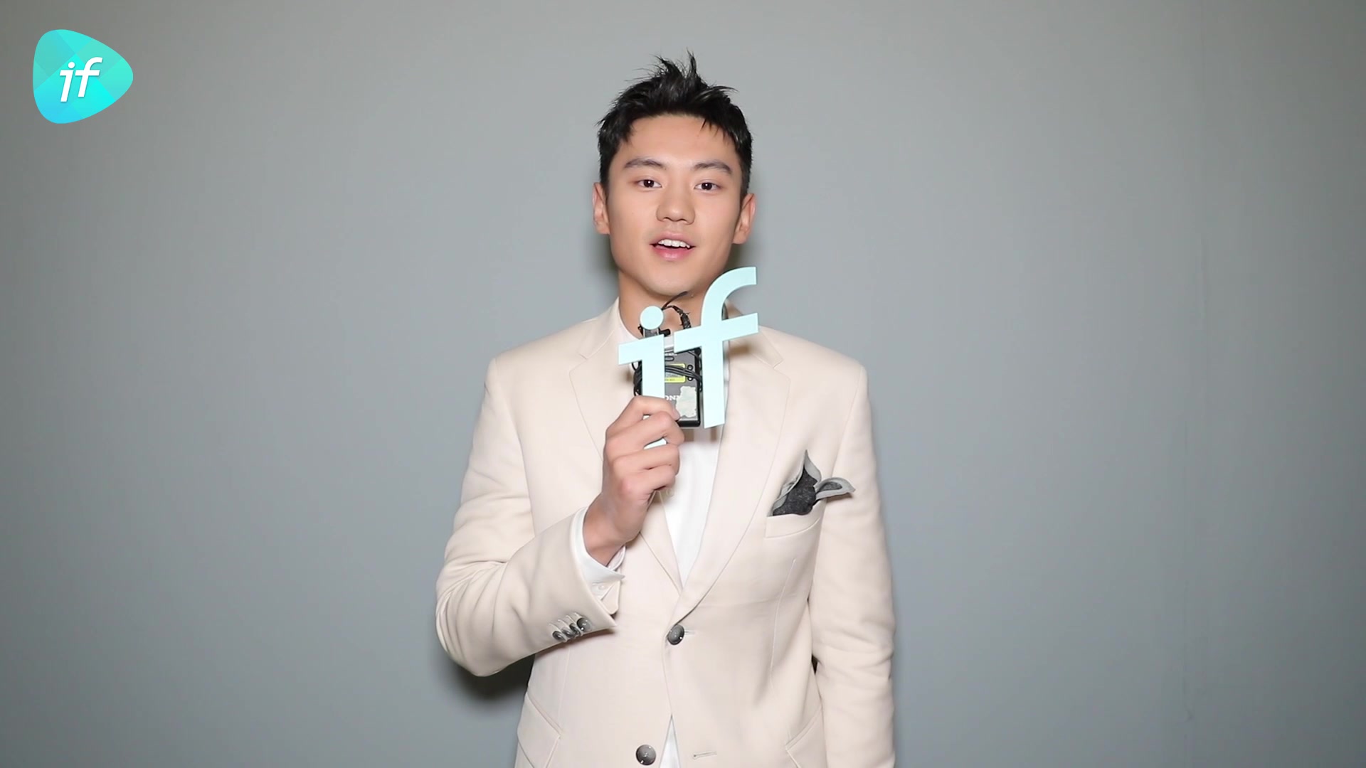 当穿上白色西装的宁泽涛分享爱与美好