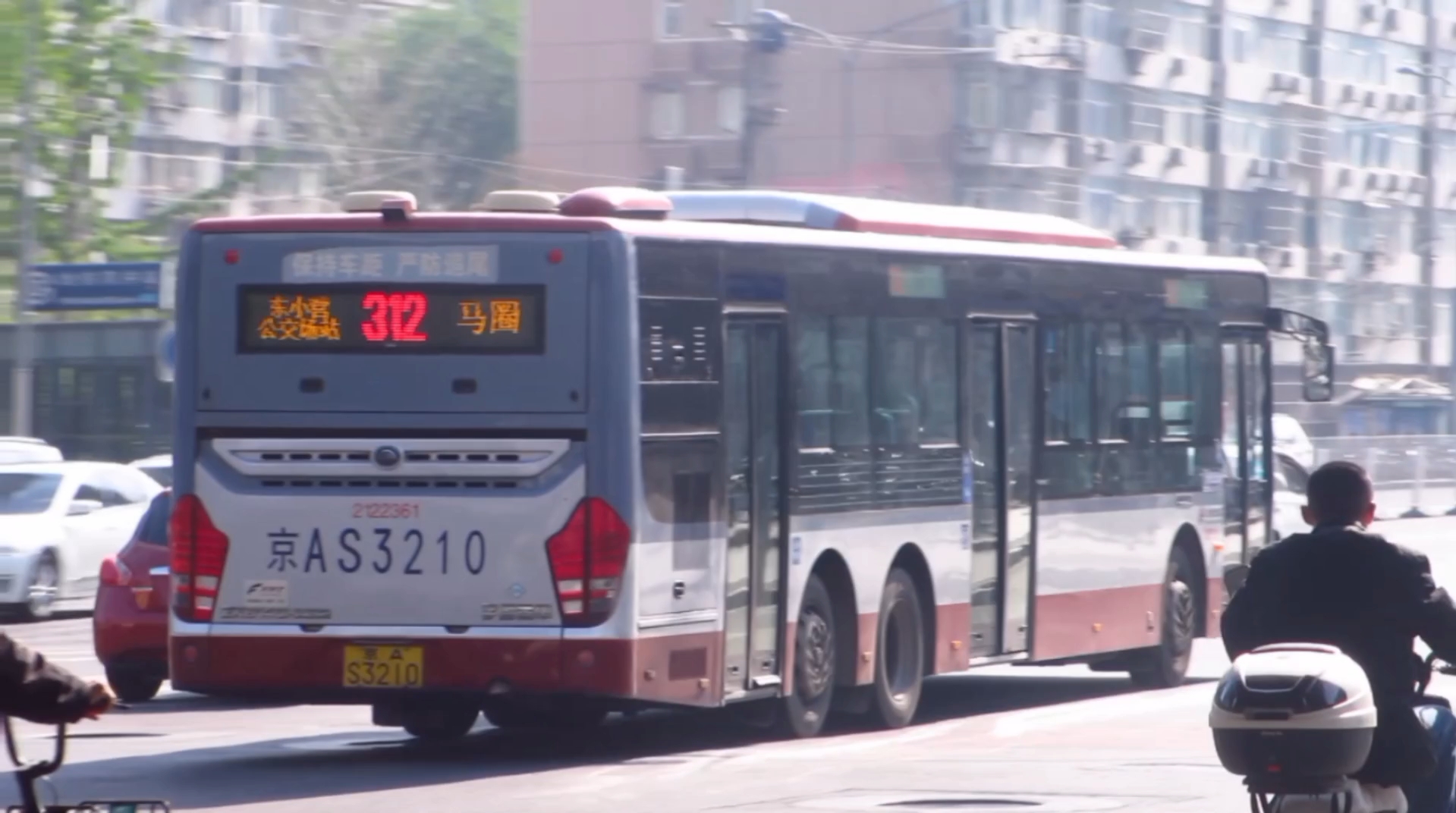 北京公交312路宇通三轴zk6140hng2行驶在广渠路上