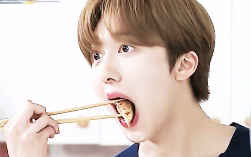 笑死,怎么会有人吃东西时眼睛想要睁的跟嘴巴一样大啊