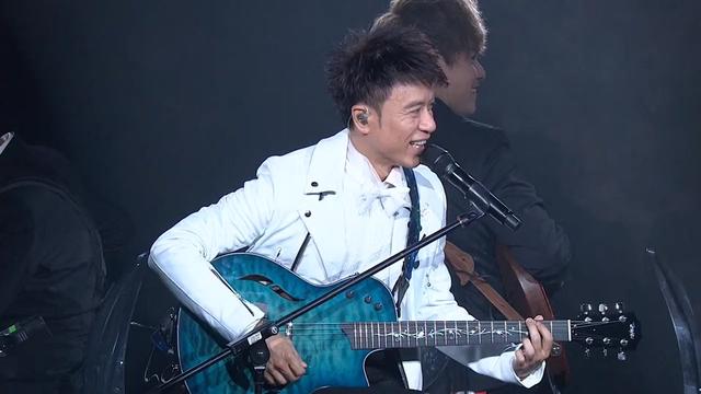 [图]这首“一生不变”是李克勤经典代表曲目之一，曾获得十大金曲之称，也承载了太多港乐坛的繁荣。原版配乐的笼罩感极强，每次用音响播起这首歌的前奏，仿佛时间也回到了上世