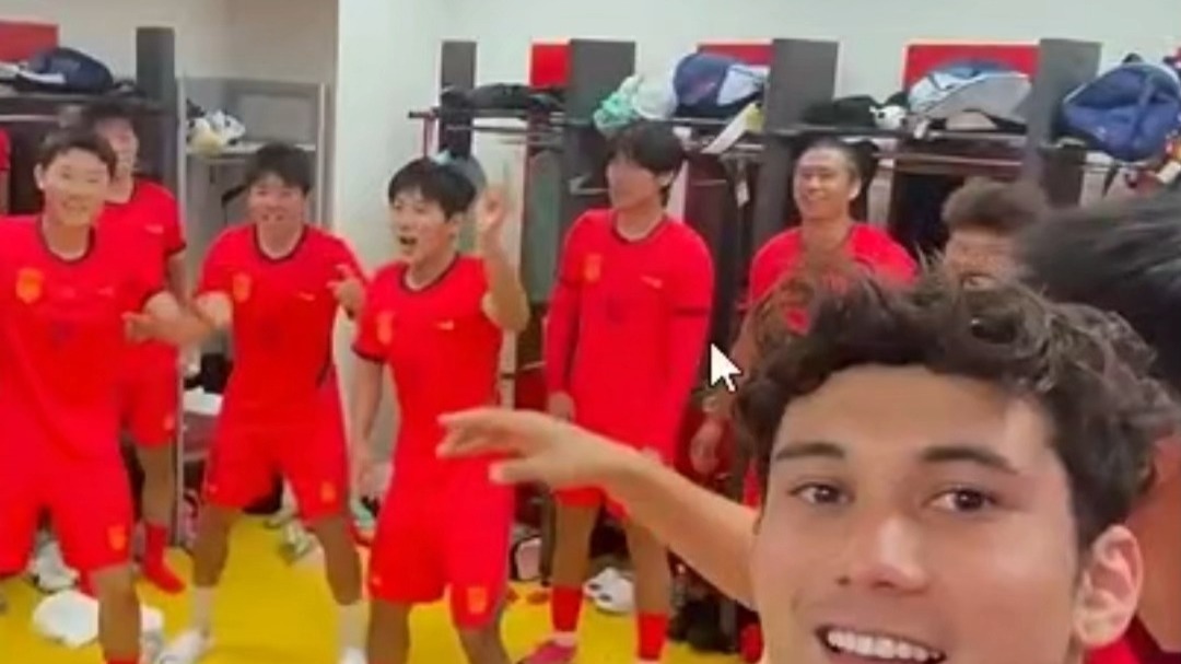 U23国足更衣室狂欢！跳起手势舞，王钰栋赤膊庆祝，张玉宁也嗨了