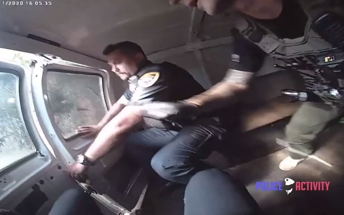 [图]Bodycam Shows Deputies Shooting Armed Suspect in Greenville_ South Carolina