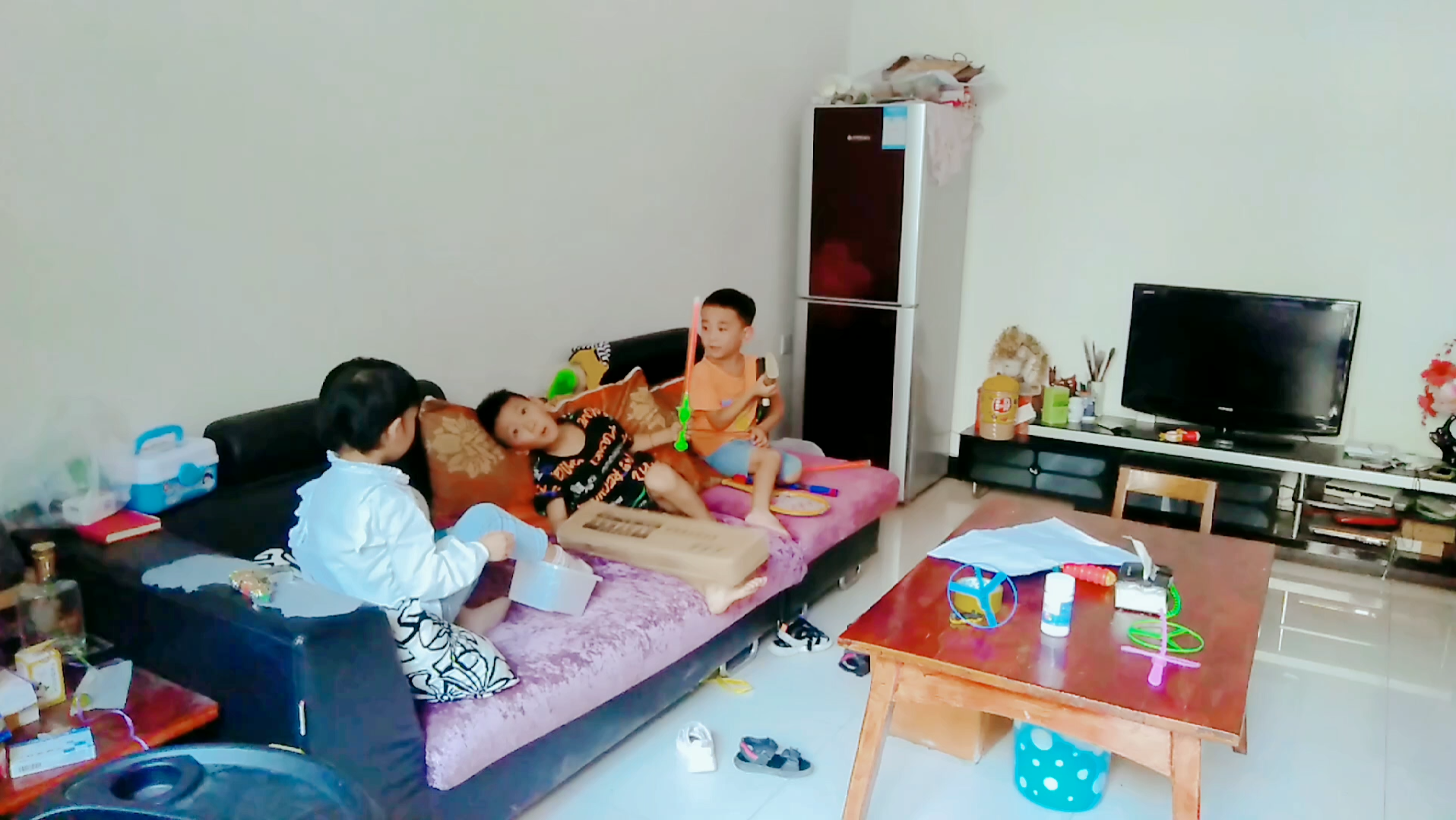 每逢佳节,一家人相聚一堂,聊聊家常