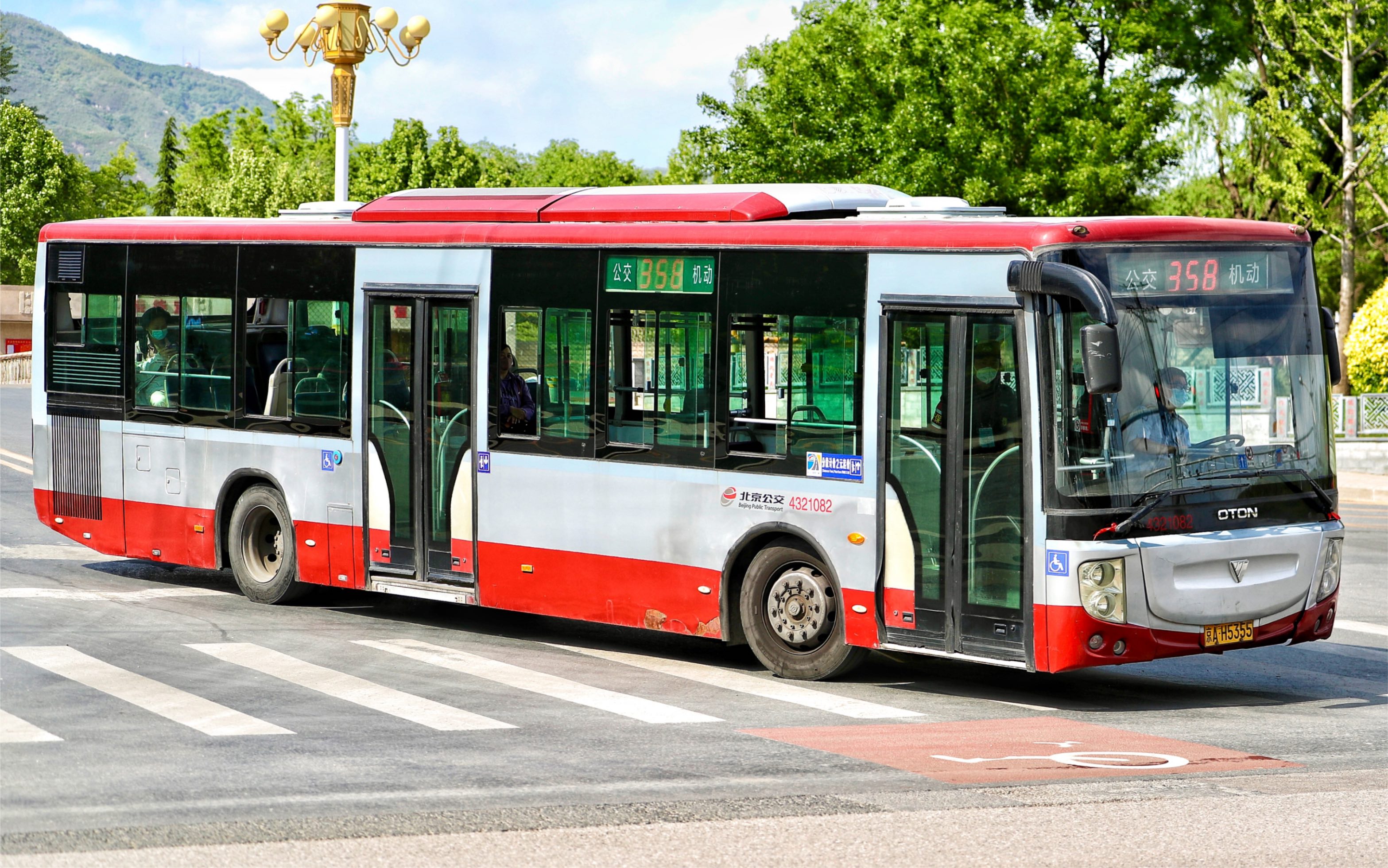 358路老车福田bj6123c7njb-1柴呆经过地铁苹果园站烂路运行视频