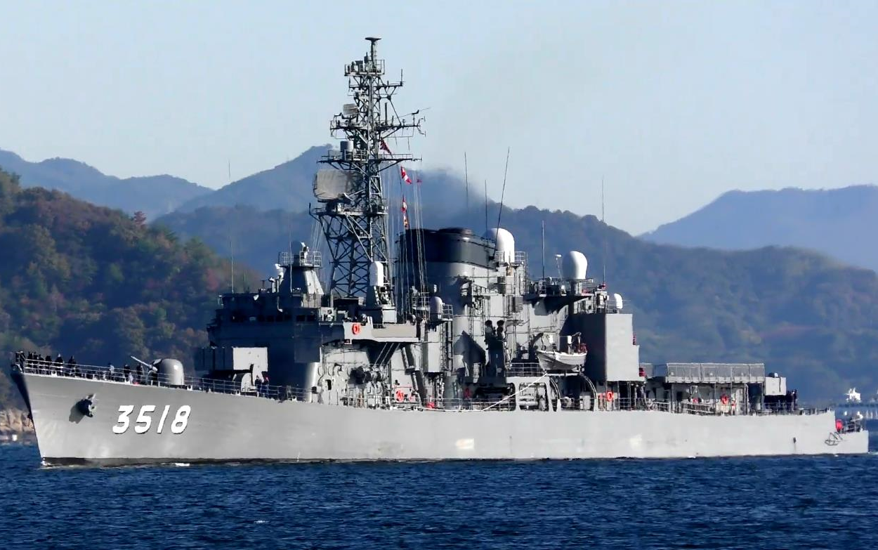 【海上自卫队】初雪级驱逐舰(练习舰)"濑户雪"号(tv-3518)航行在江