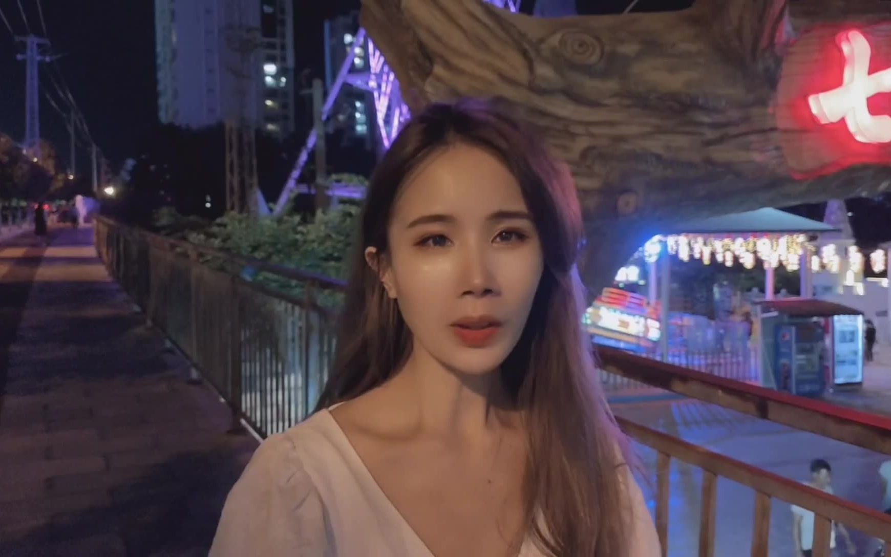 妹子在建水古城偶遇街边的摩天轮一到晚上太炫了爱的魔力转圈圈