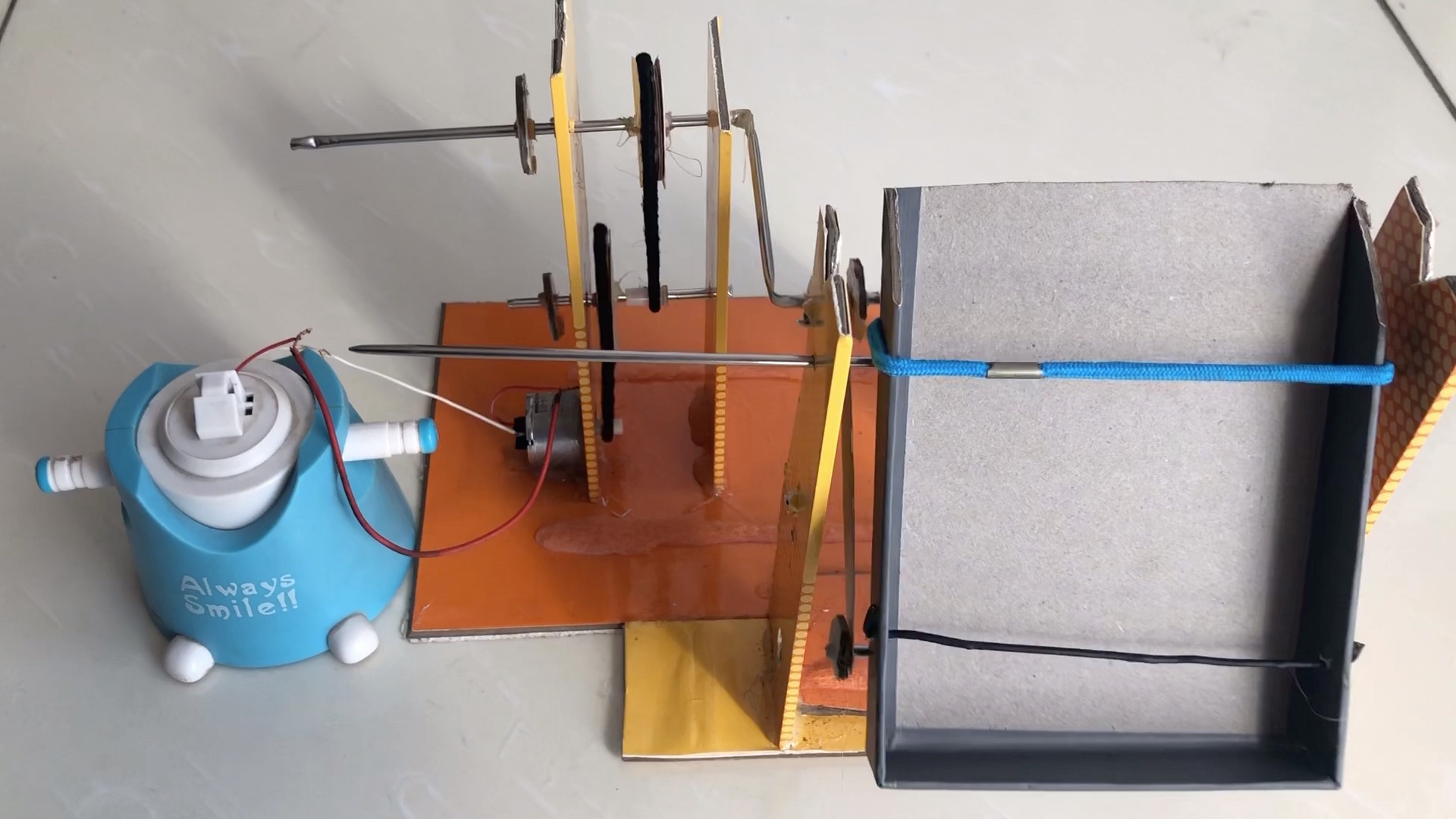 使用旧纸板和小风扇制作的手机摇步器