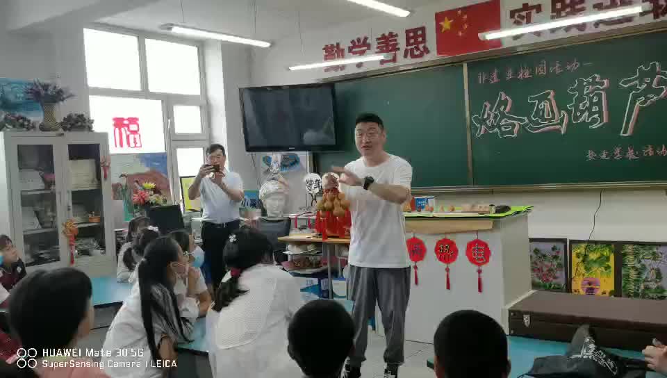 [图]黑龙江非物质文化遗产课堂走进小学，快看孩子们的小表情，知识的渴望！