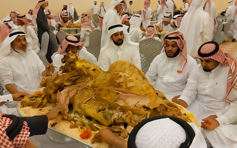 迪拜土豪请客吃饭,桌上只有一道菜,不少网友看后表示:太过瘾了