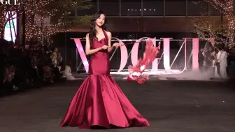 Download Video: VOGUE| 陈都灵 港风绝美走秀！锦鲤纸艺灯绝搭！