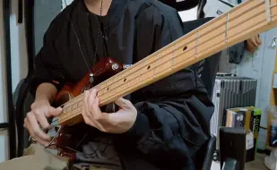 Download Video: 【贝斯】红辣椒最经典最疯狂的bass slap solo『Stone Cold Bush』