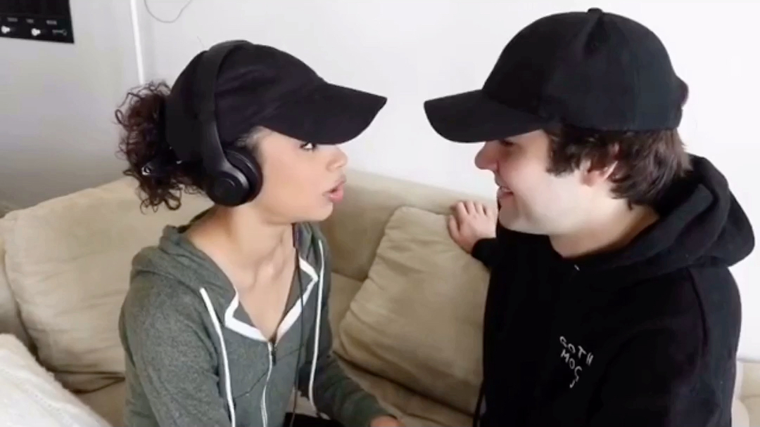 过期狗粮—david和liza玩看口型猜句子