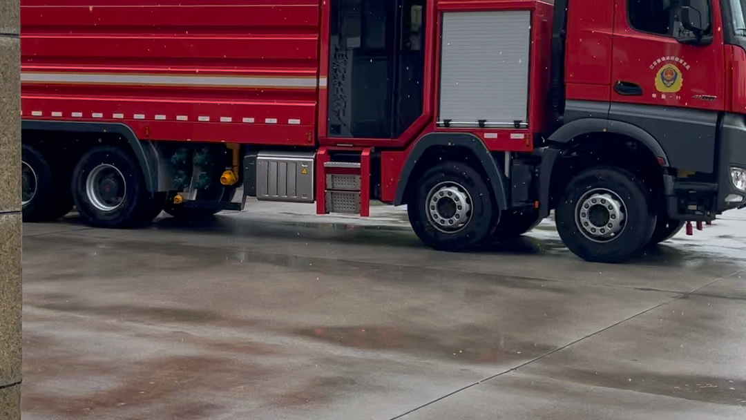南通消防江海特勤站卢森宝亚18吨水罐消防车雨天倒车入库实录