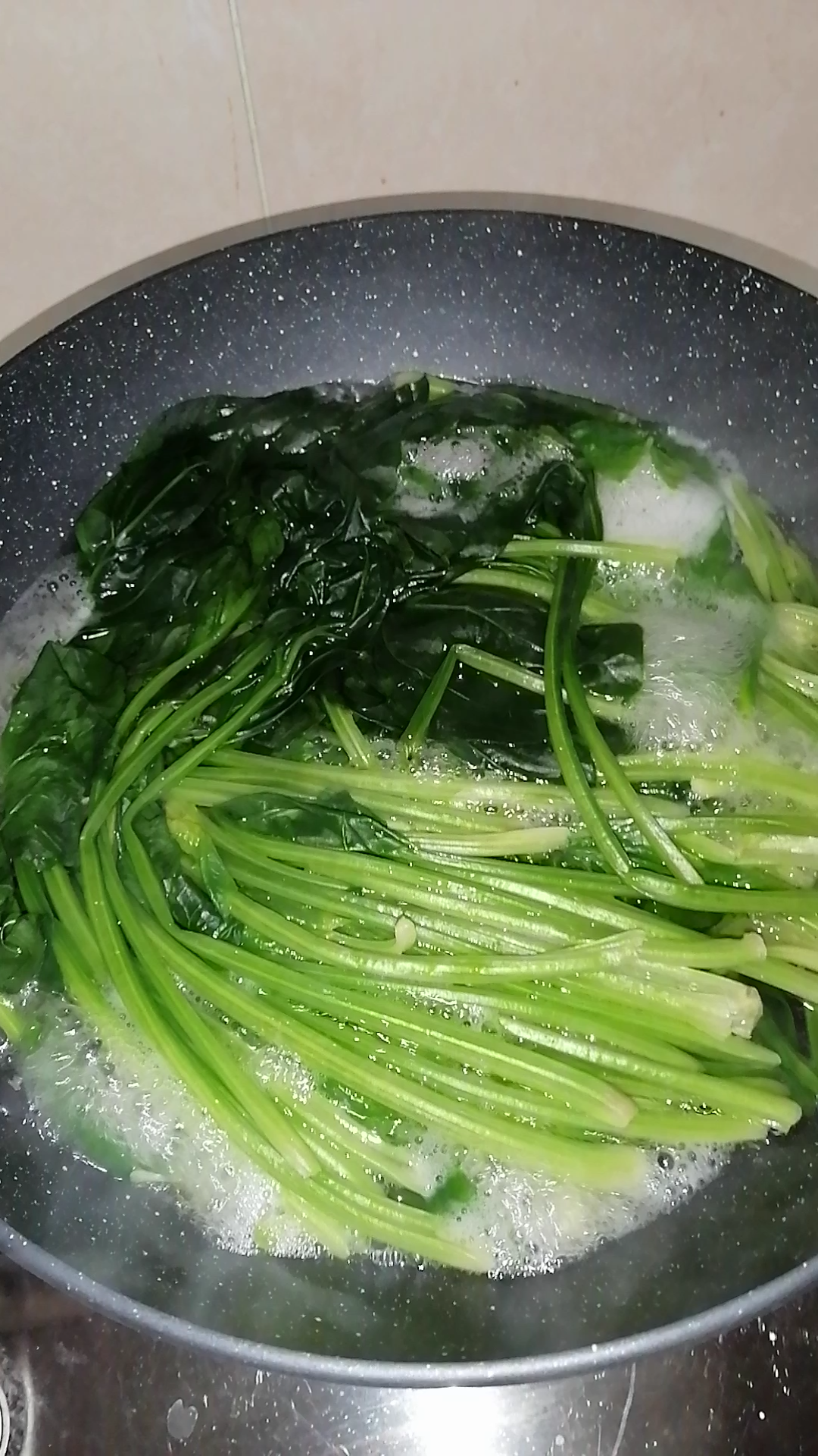 水煮菠菜的功效(水煮菠菜:提高免疫力,预防贫血)