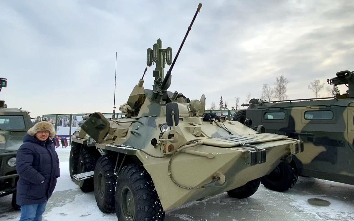 【近距拍摄】俄罗斯陆军 - btr-82a轮式装甲运兵车(2a72型30毫米机炮)