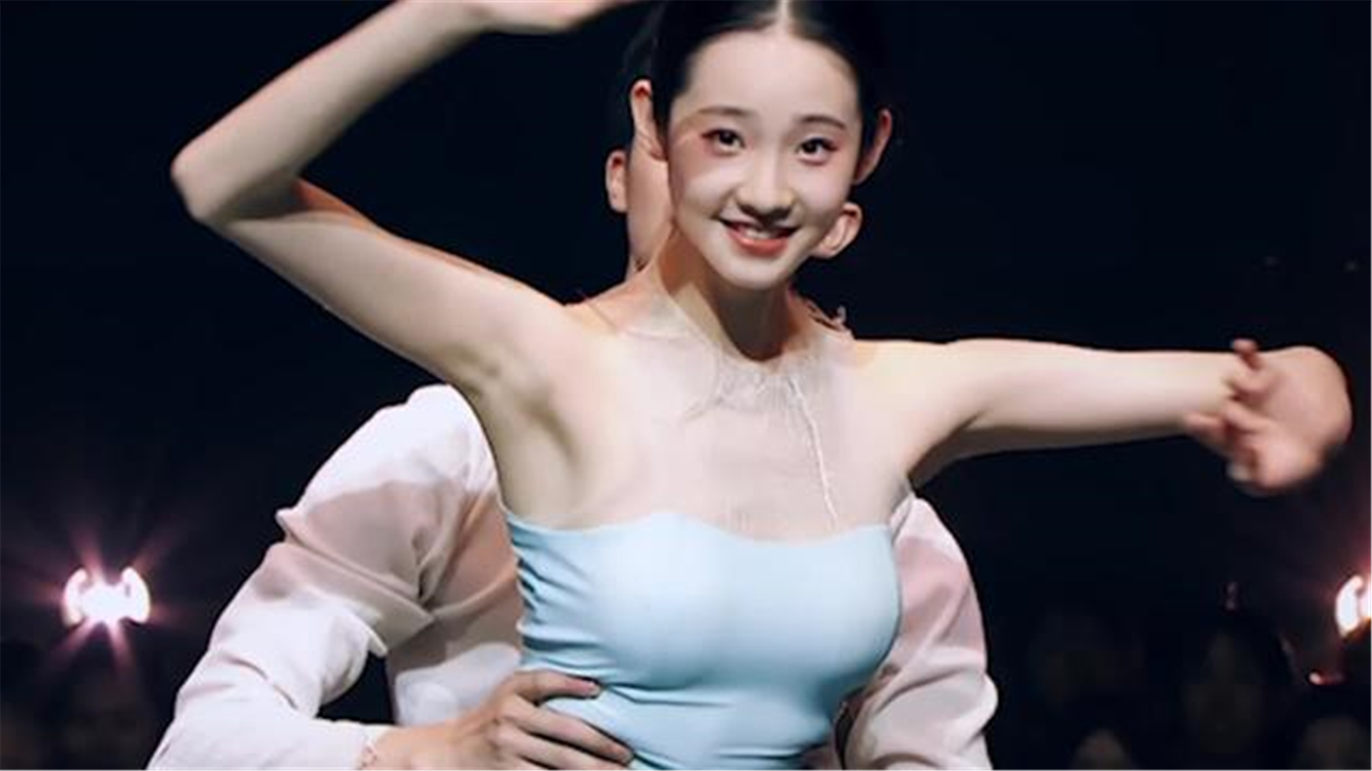 芭蕾女神张艺凡,芭蕾舞追光者惊艳众人,跳舞宛如仙女下凡