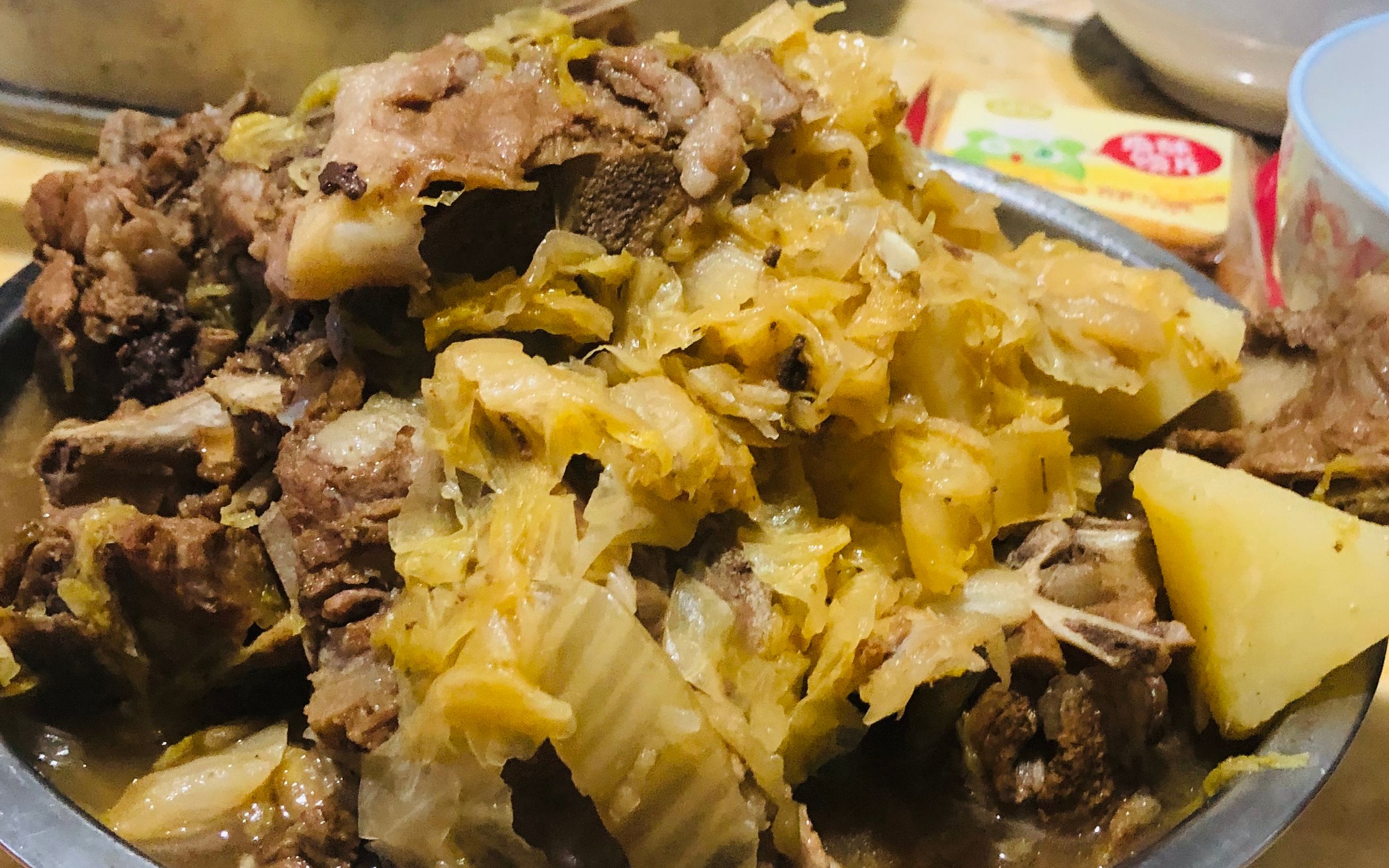 大铁锅炖骨头烩酸菜,酸菜还是得搭配肉才香,肉也是挨骨头的好吃