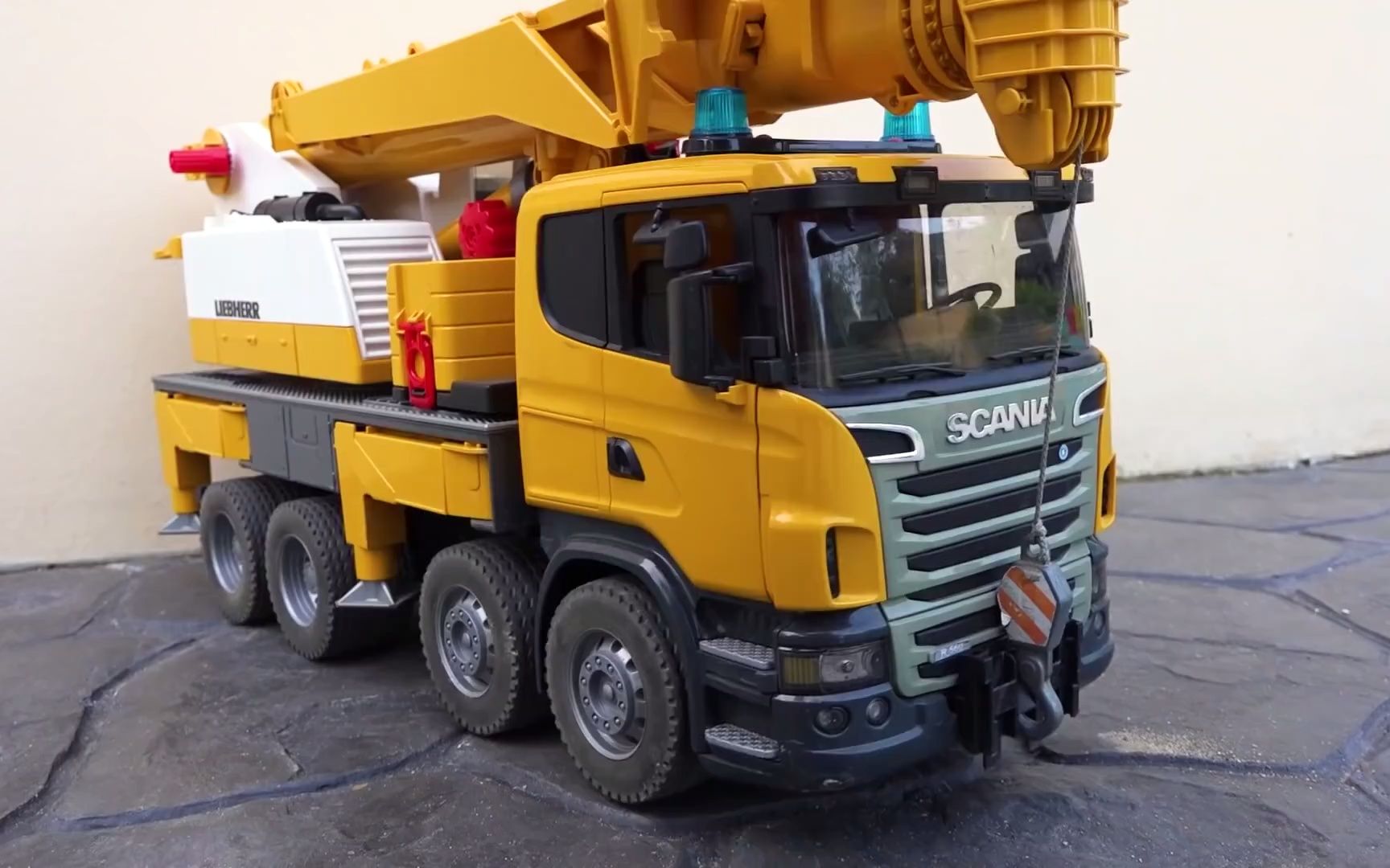 工程车英语启蒙消防车宝宝巴士少儿英语玩具车认识吊车叉车亲子早教