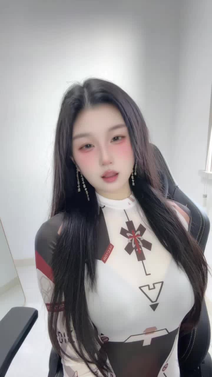 姐姐另一只手在忙什么