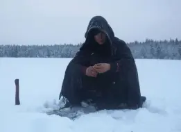 毛衣哥来到寒冷的森林之中，利用树枝搭建简易庇护所露营过夜，最后还泡了个澡，简直太狠了（精剪纯享版）