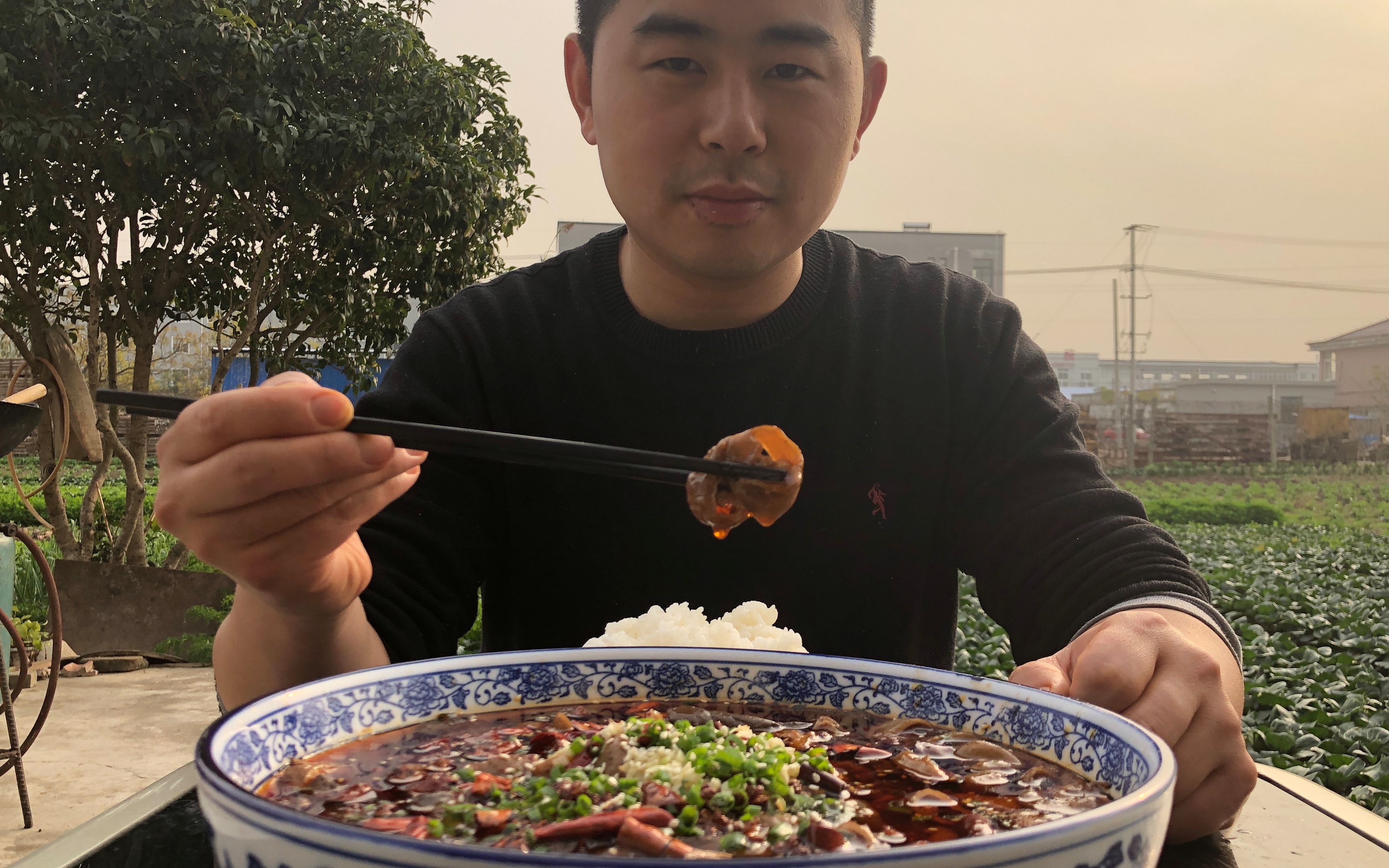 方言解说:四川特色美食"肥肠烩鸭血"香辣入味,小伙连吃2碗米饭