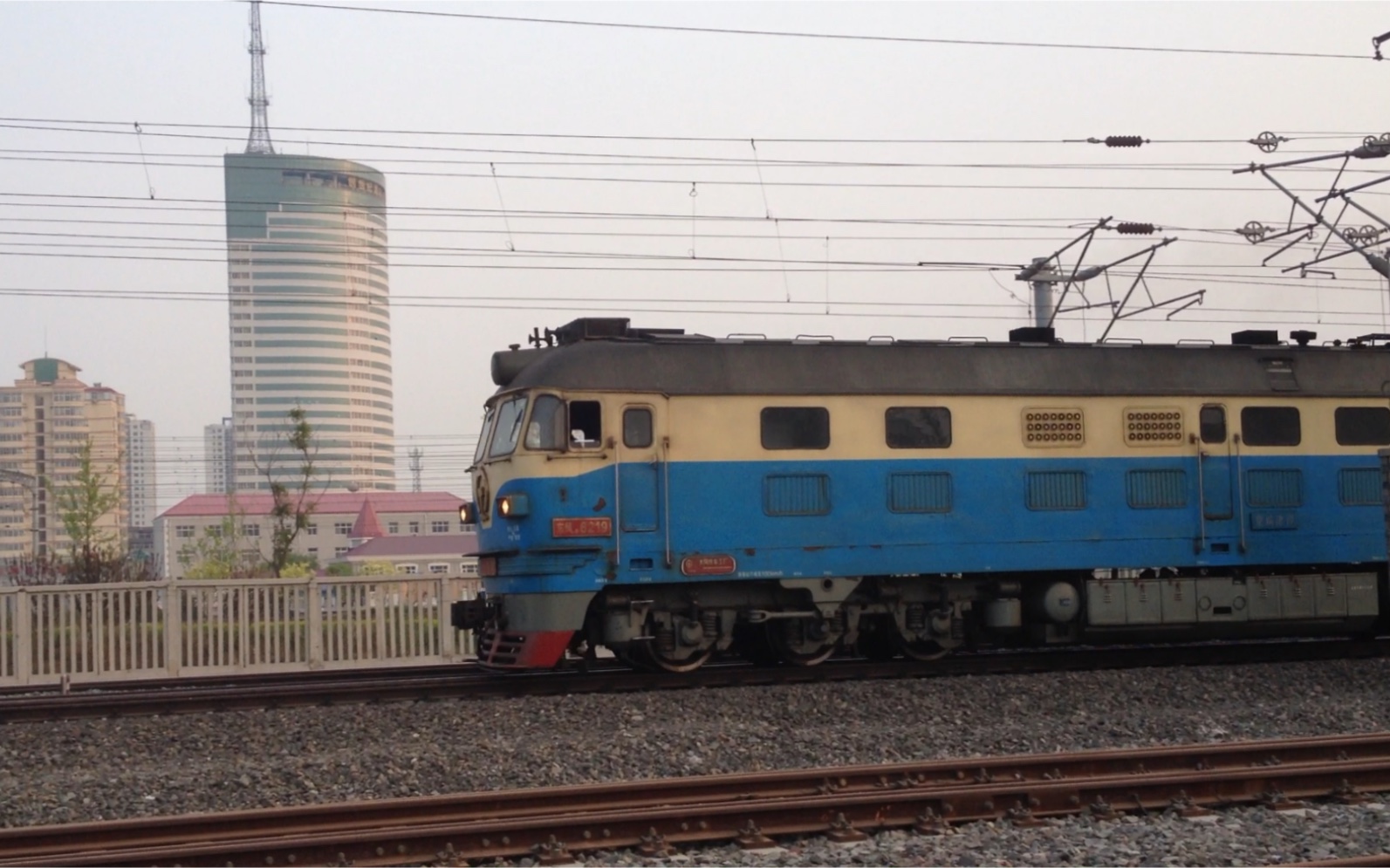 df4b改d6219京局津段牵引混编列车由曹庄方向开来准备进入天津西站列