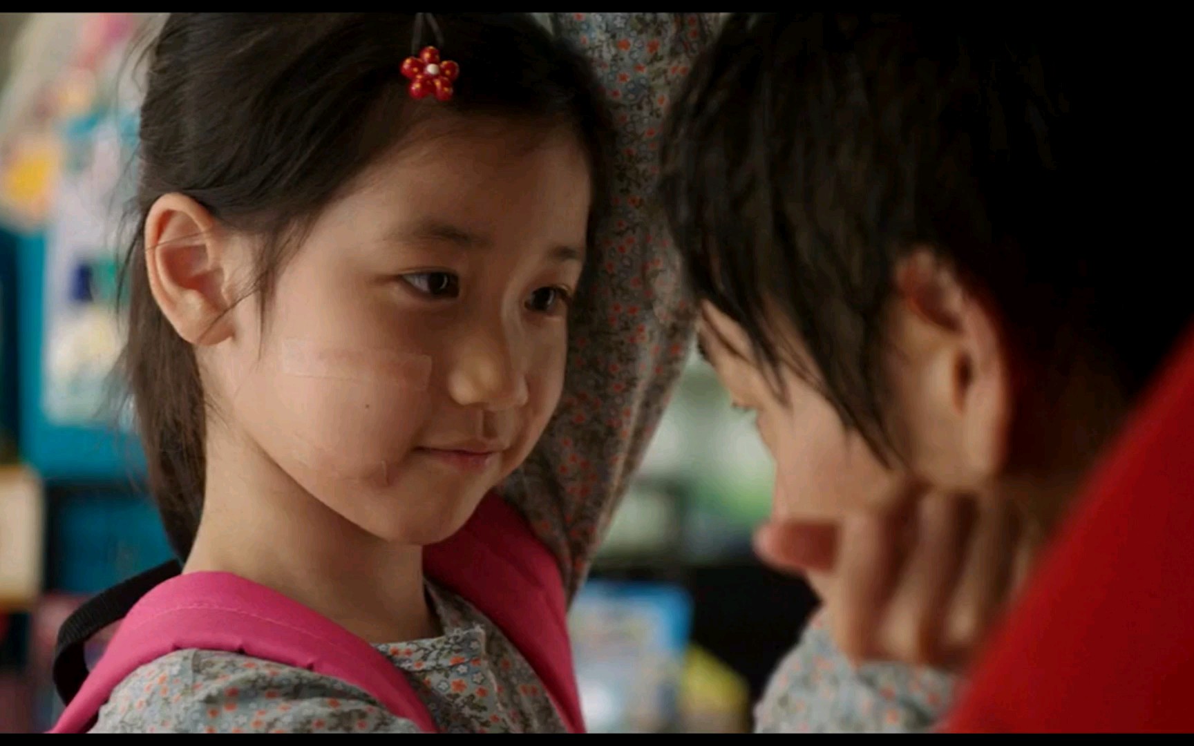 放学后,小胖和素颜回家,爸爸装扮成可可梦守护在她身边.