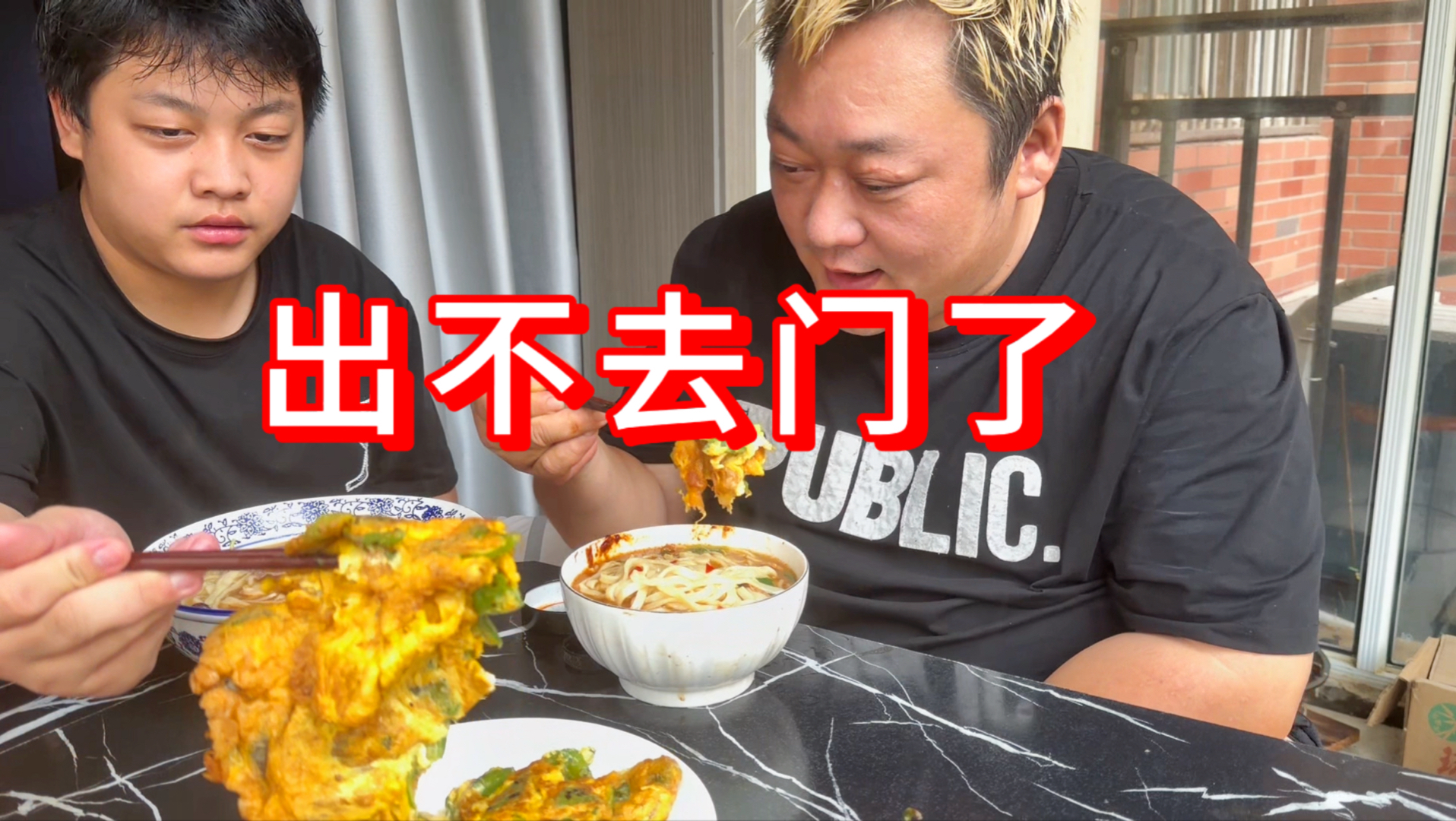 大雨连下几天，冰箱里有啥吃啥，胖龙在家做肉丝面条，爷俩吃的津津有味
