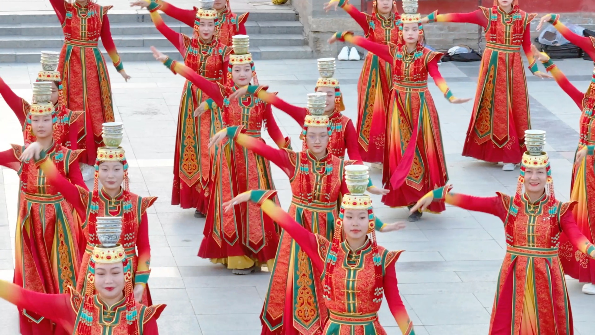 民族舞"闪现"贝子庙广场