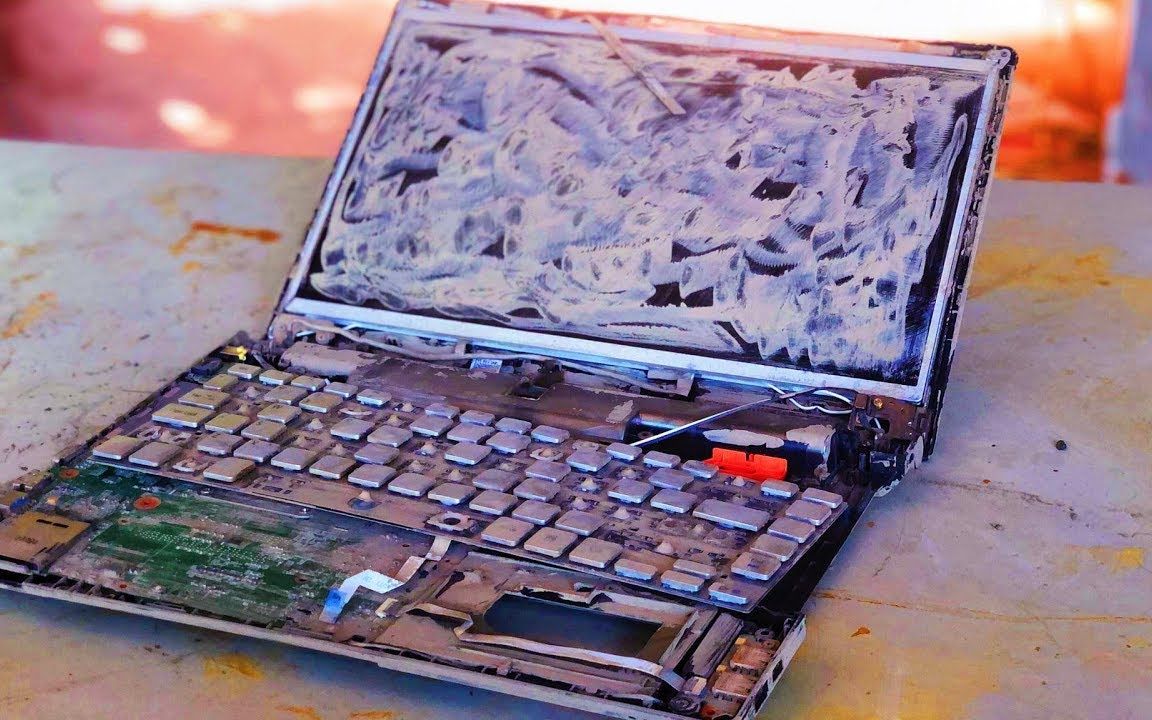 垃圾站捡到一个破电脑,拿回家不料修复出来她不敢说话