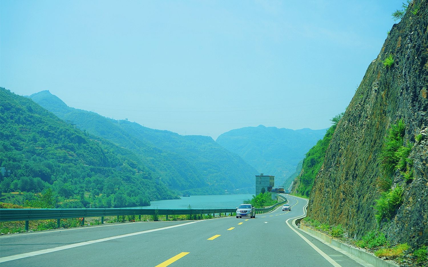 据说,这是陕西最美的沿江公路!车在水上飘,人在画中游!