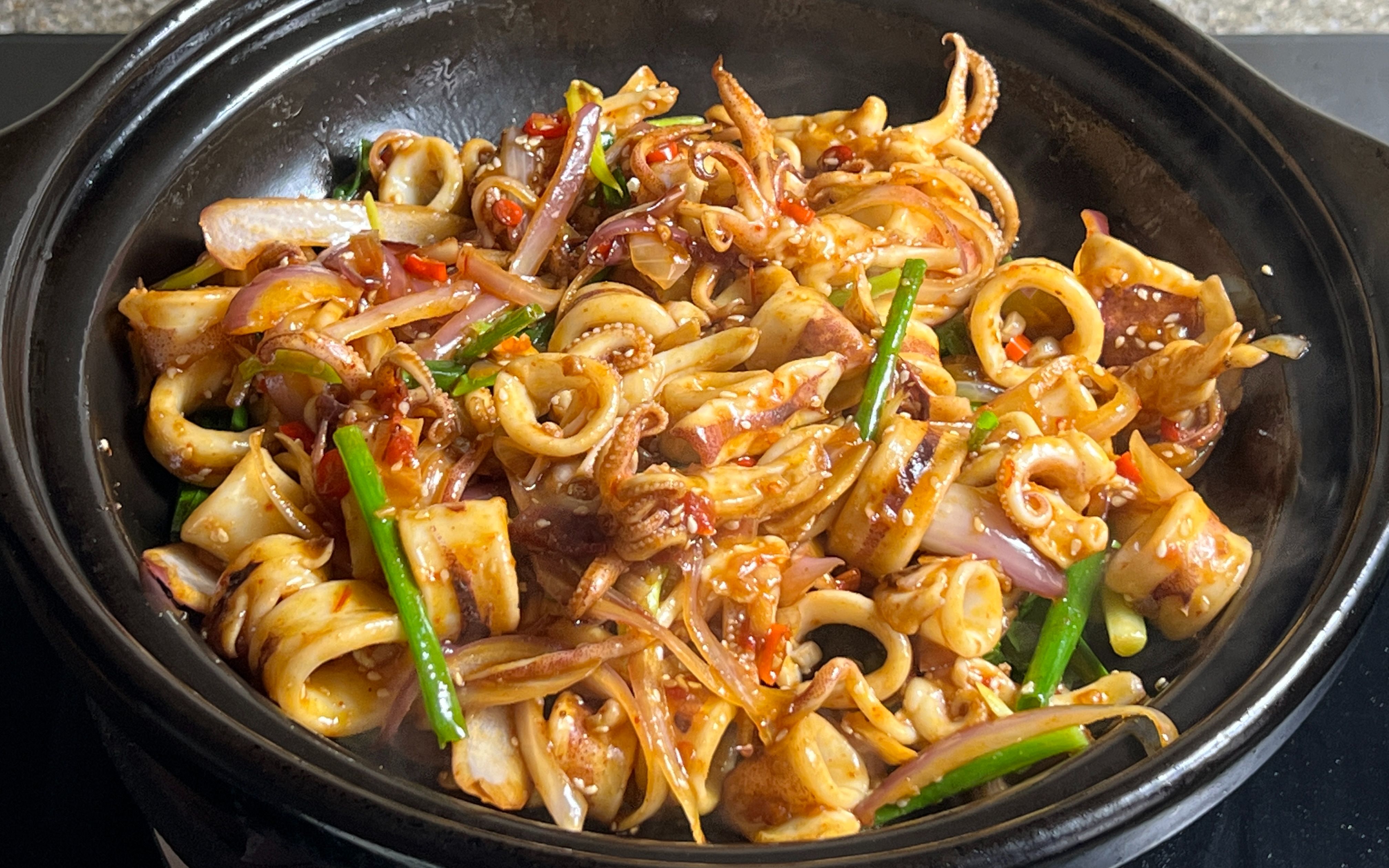 香辣鱿鱼做法,出锅香气四溢,口感脆嫩鲜香,做法简单又好吃