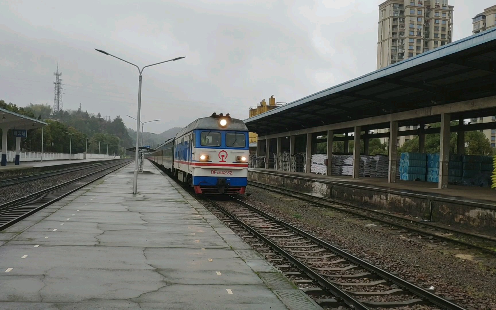 金温铁路#中国铁路k1049/52次列车(青岛北-温州)进缙云站3站台 2019.