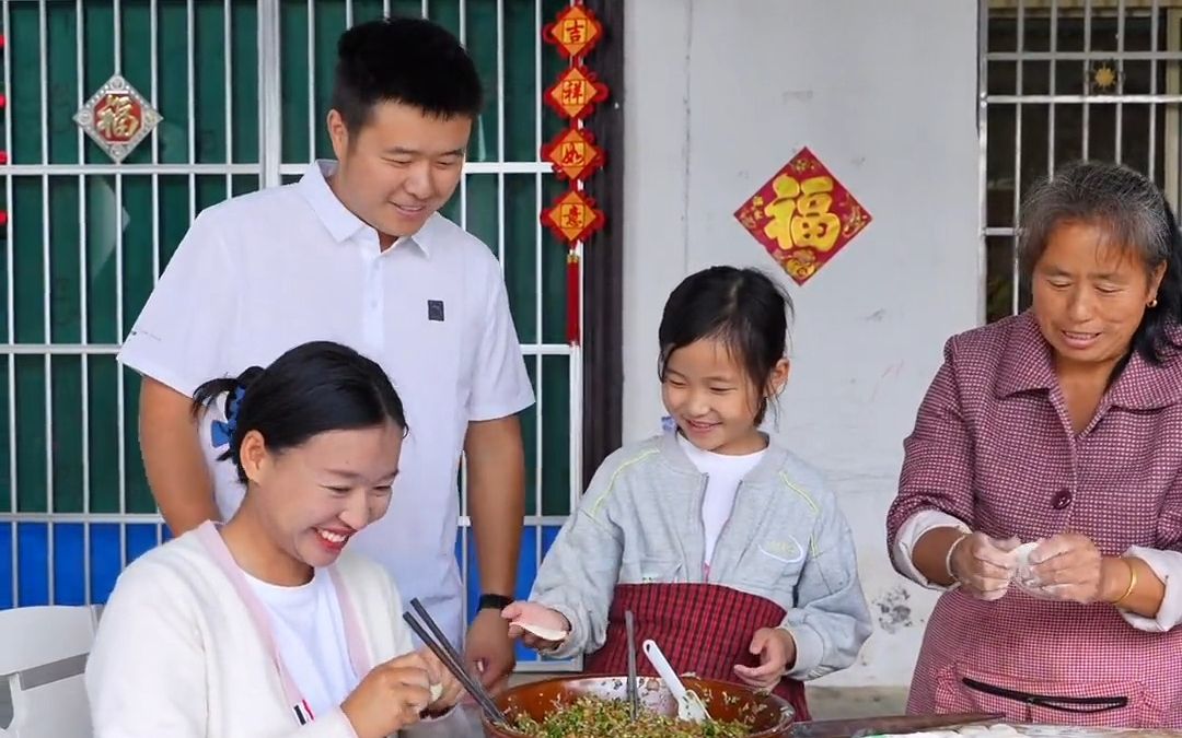 我们的亲子时光,一家人一起包饺子,孩子们都很积极参与,过程开心又美好,这次包的是幸福馅的饺子哔哩哔哩bilibili