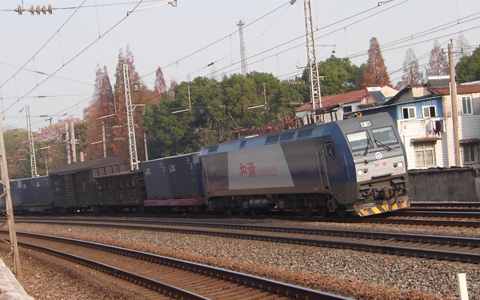 武局江段hxd1b牵引货列通过丹水池站_哔哩哔哩 (b-b)つロ 干杯