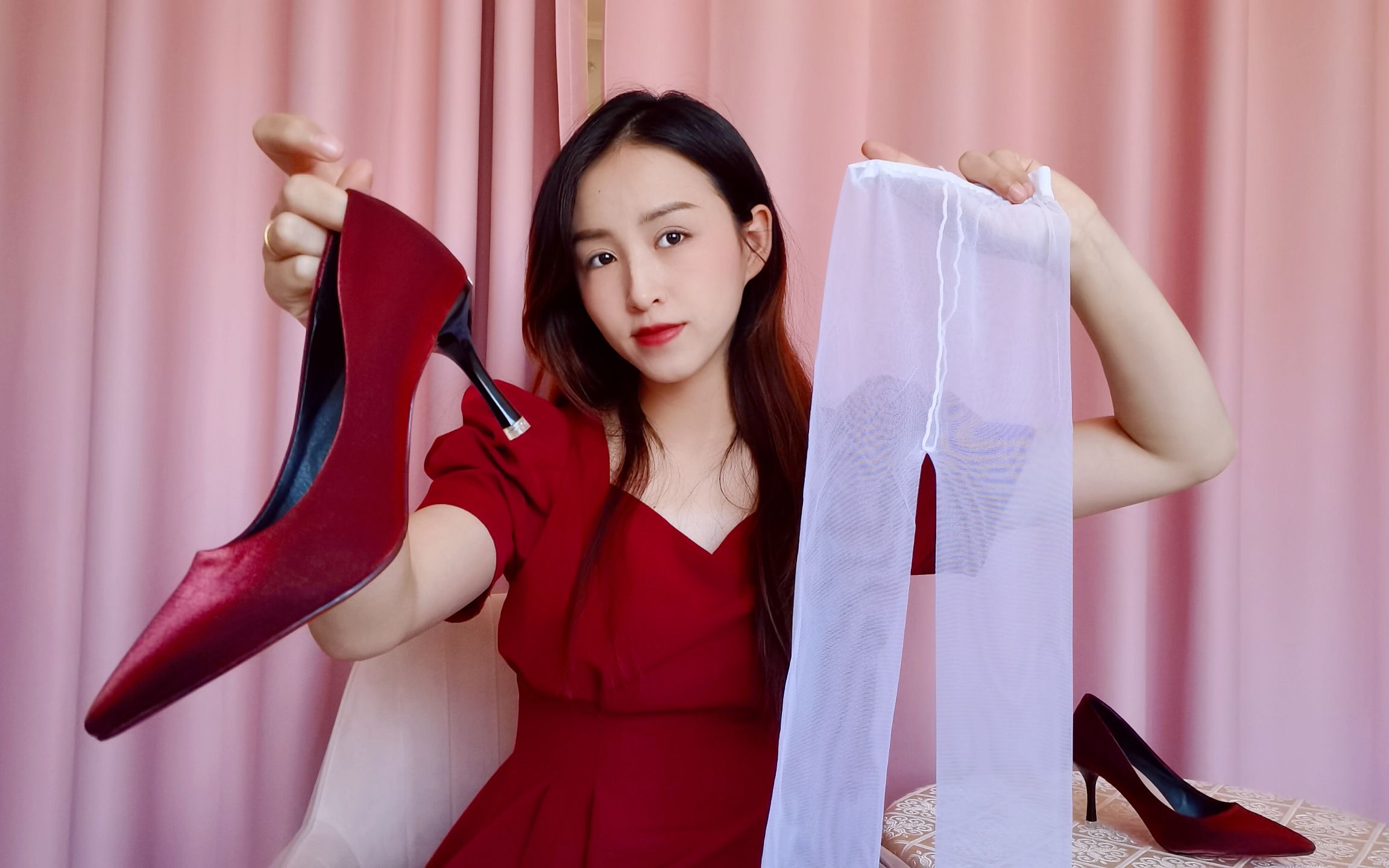 妹子试穿分享红色缎面高跟鞋,搭配白色丝袜,展示不一样成熟!