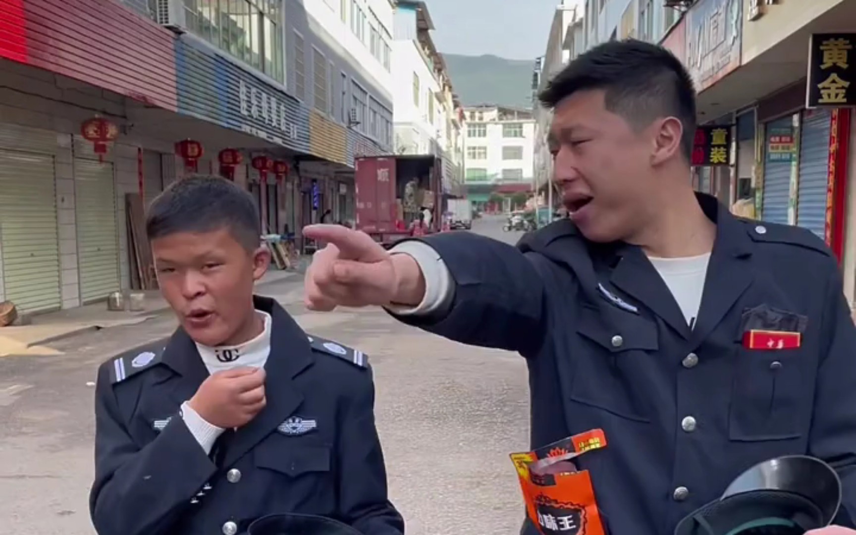 小马云哥哥范小勇一步到位,直接做了保安,少走几十年弯路,整天吃香的