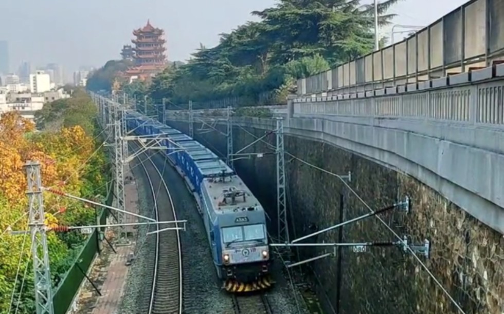 在武漢長江大橋看火車經過黃鶴樓