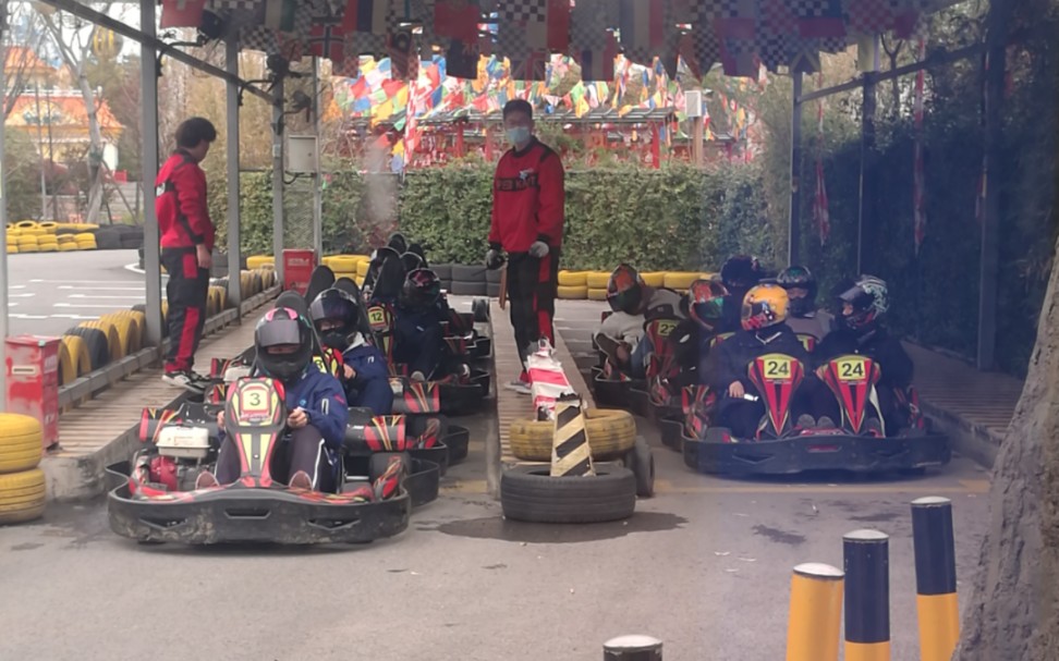 春游去欢乐谷,当然要体验一下卡丁车