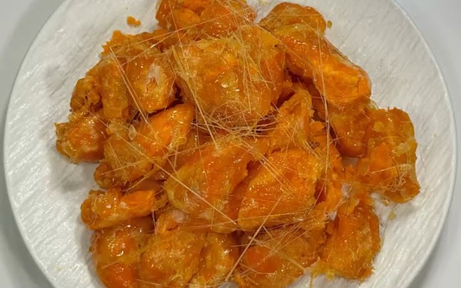 因为她喜欢吃 所以学会了 做的是拔丝地瓜哦 希望你们喜欢 多多关注