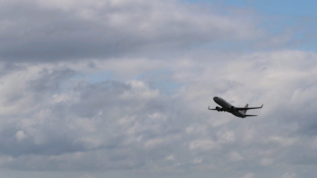 国航波音737起飞升空