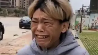 走完同一条街，回到两个世界。