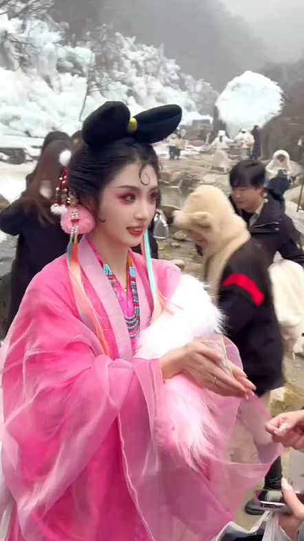 河南云台山妲己姐姐小手都冻的发白 彩排也太敬业了
