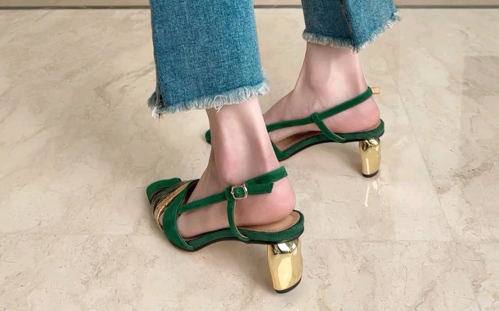 不露脚趾的包头凉鞋来咯