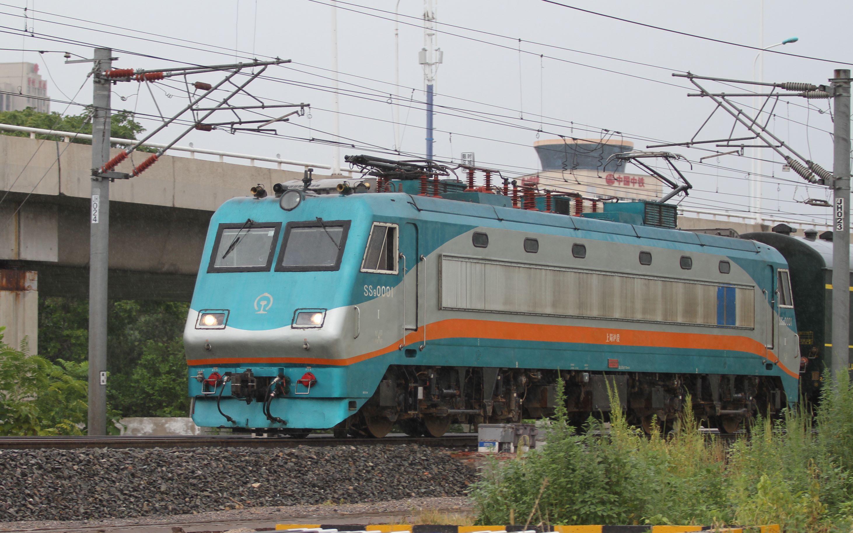 上局沪段挂牌机车ss9-1926牵引1462次列车通过南信号