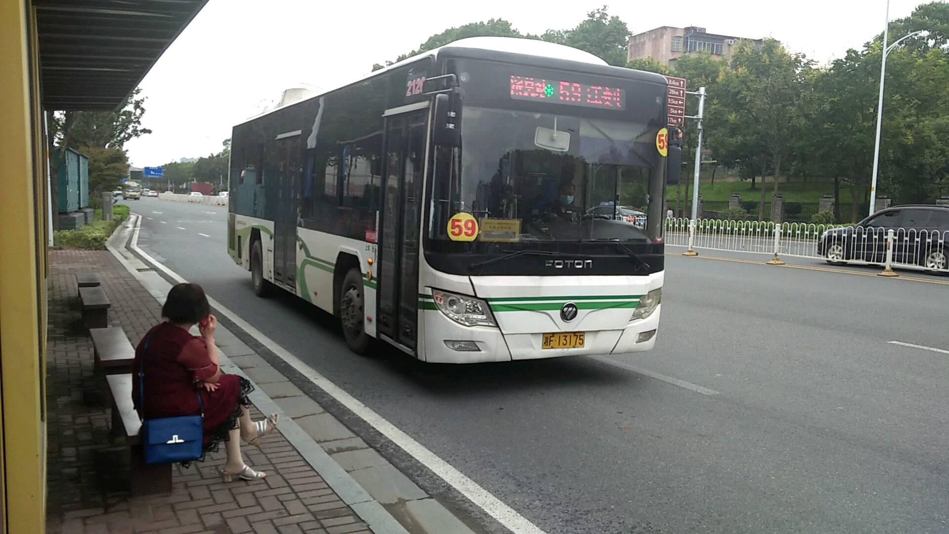 岳阳公交二公司的59路福田牌bj6105phevca-7 湘f13175